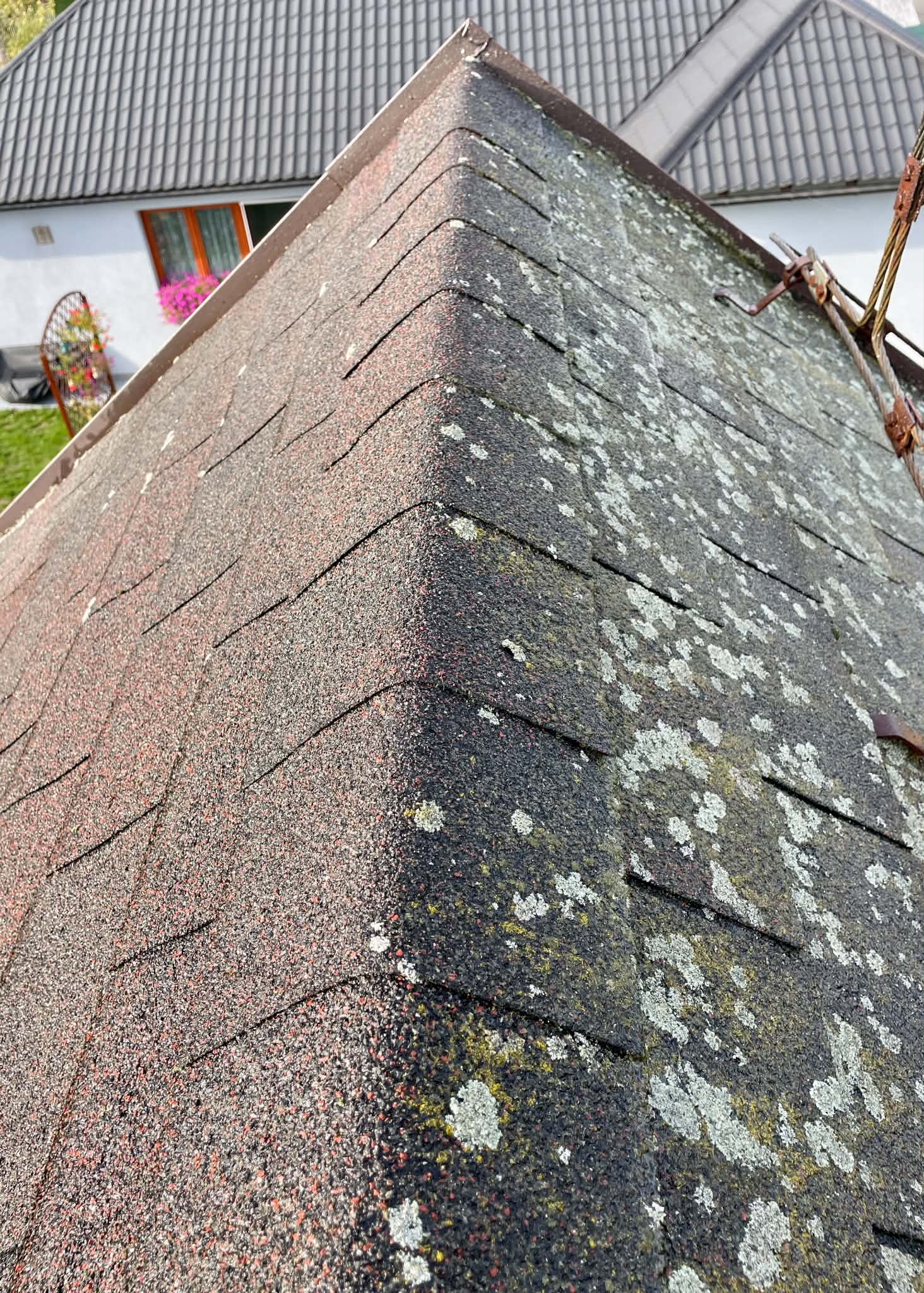 Detail střešních šindelů před a po vyčištění
