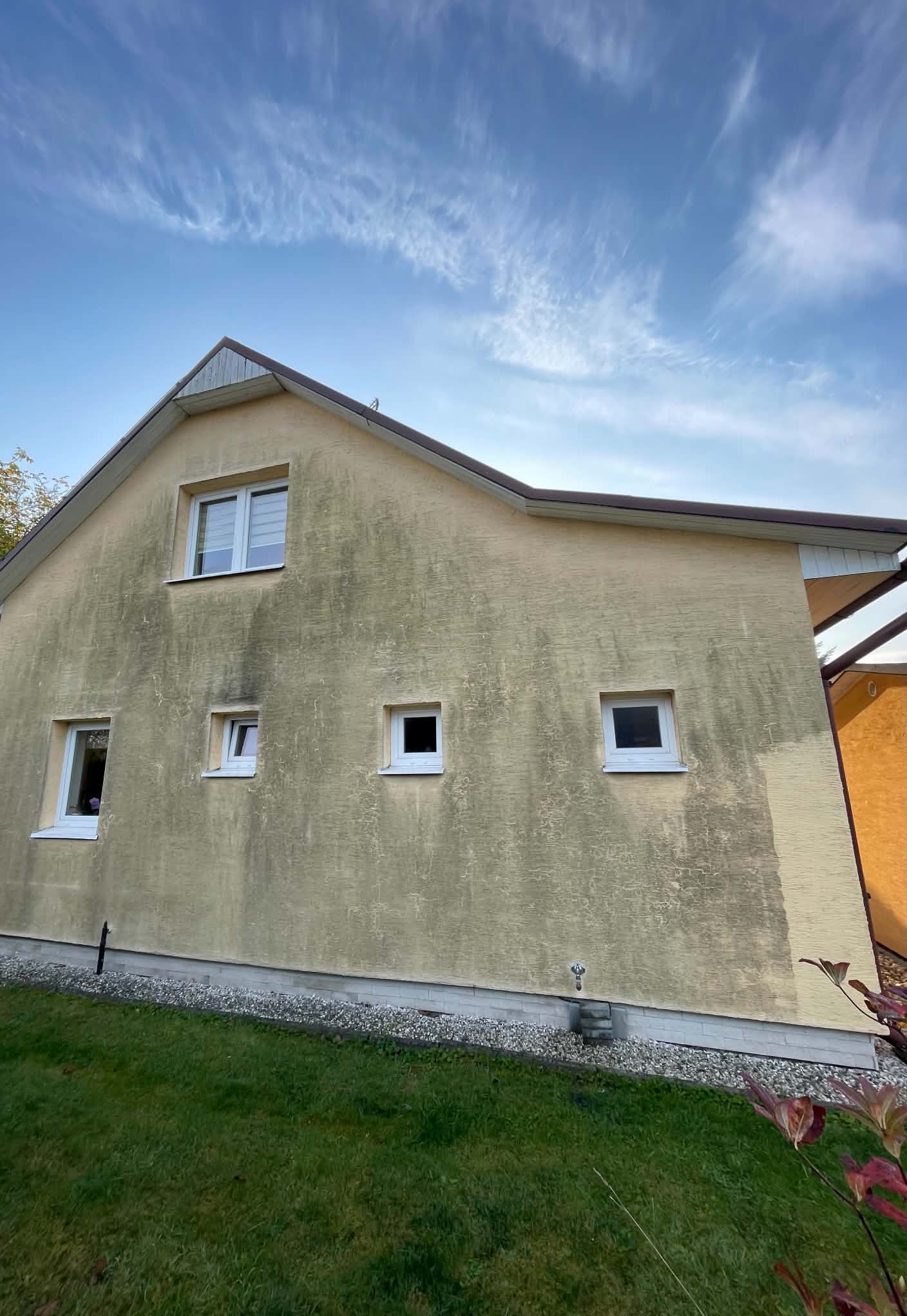 Dům před vyčištěním fasády