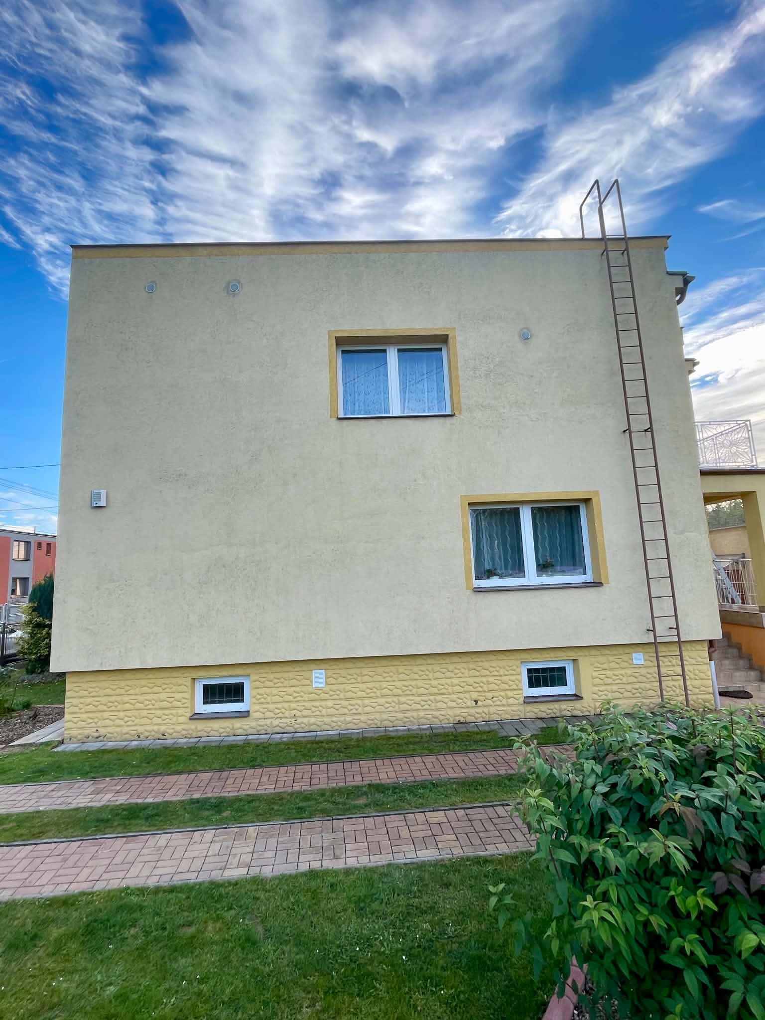 Fasáda domu po vyčištění