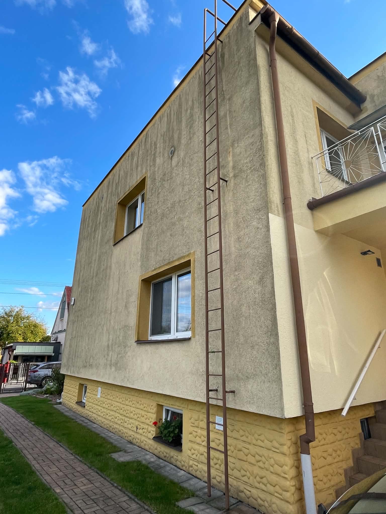 Fasáda domu před čištěním