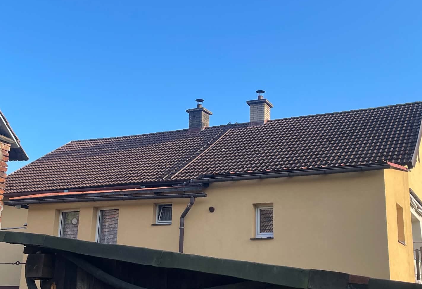Střecha domu před čištěním