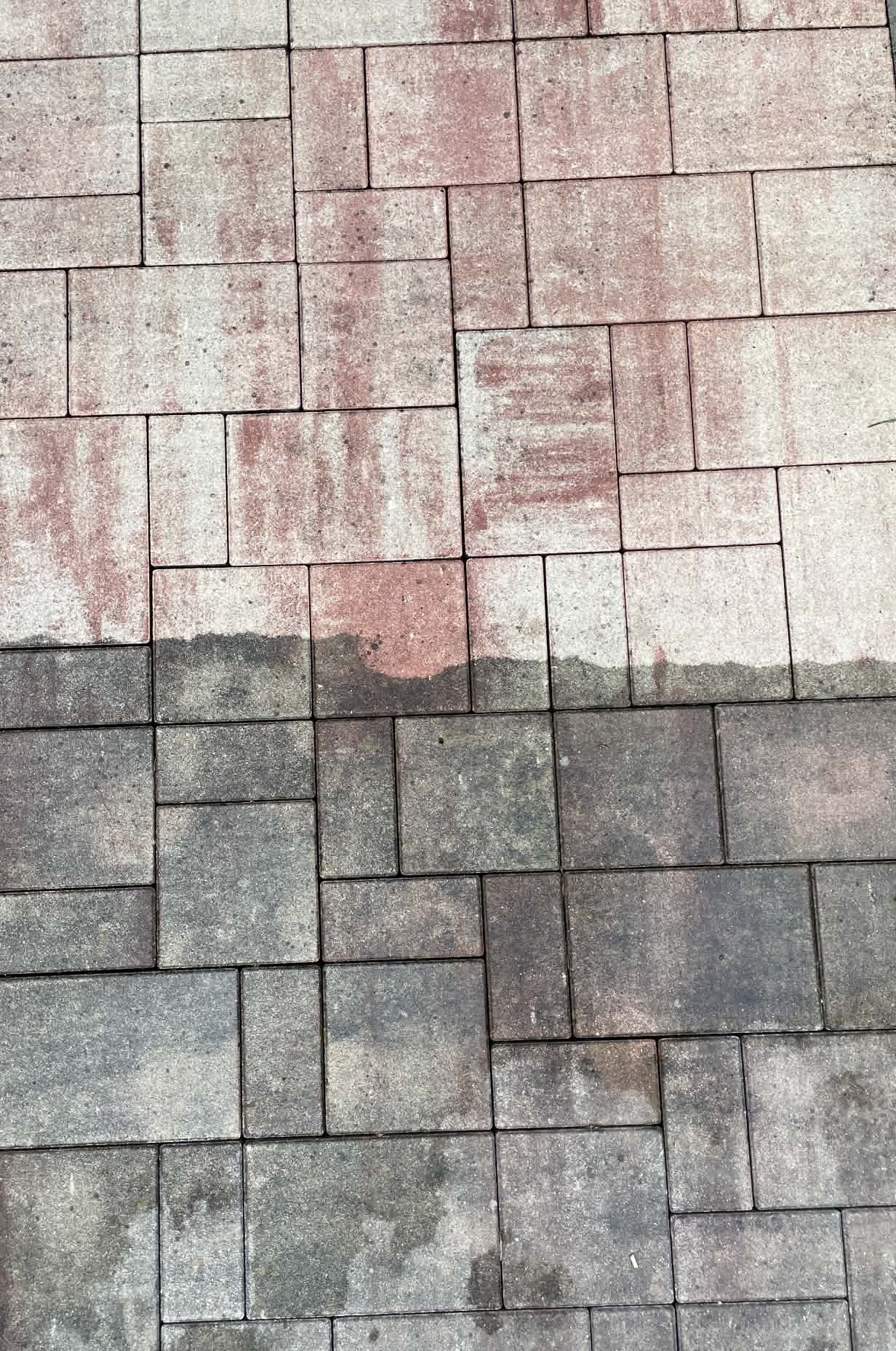 Dlažba před a po vyčištění – detail